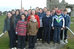 Class photo during visit to Clonmacnois in 2003